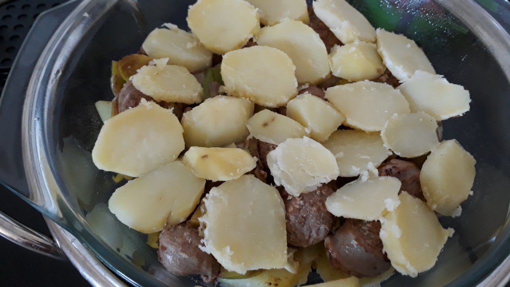 Preischotel met saucijzen