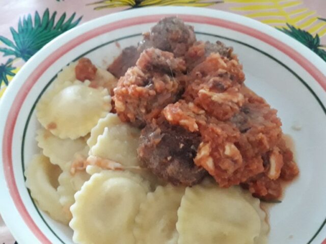 Balletjes gehakt in tomatensaus maar dan net iets anders!!