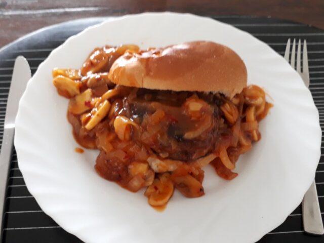 Broodje bal met pittige saus