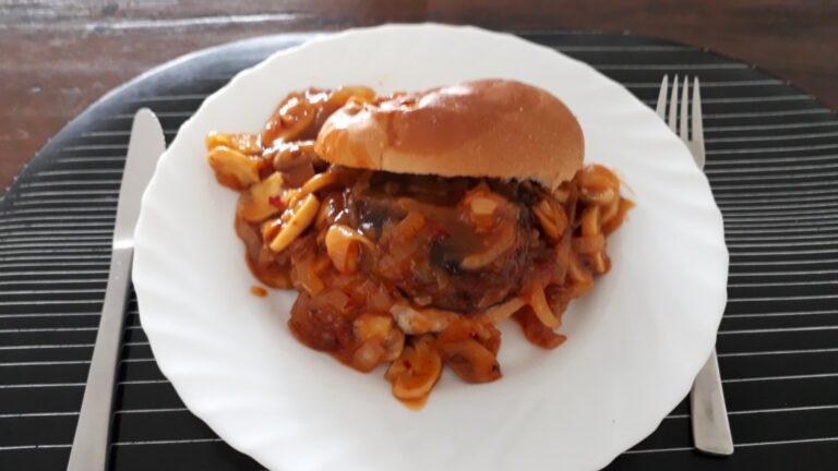 Broodje bal met pittige saus