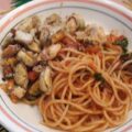 Lekkere pittige spaghetti met vis uit de wok