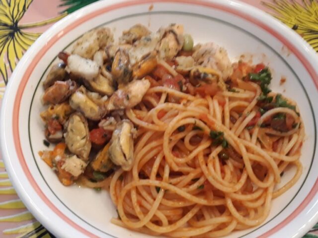 Lekkere pittige spaghetti met vis uit de wok