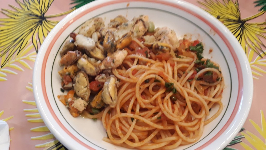 Lekkere pittige spaghetti met vis uit de wok