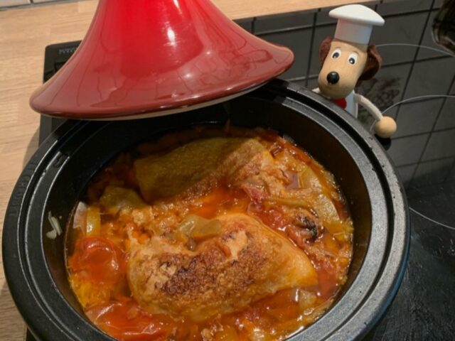 Tajine: kippenbouten en zijn garnituren