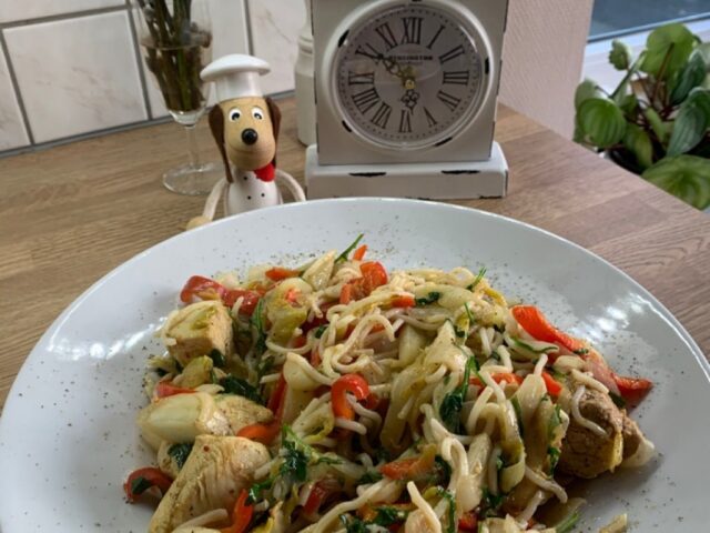 Wokgerecht met kippenblokjes en groenten