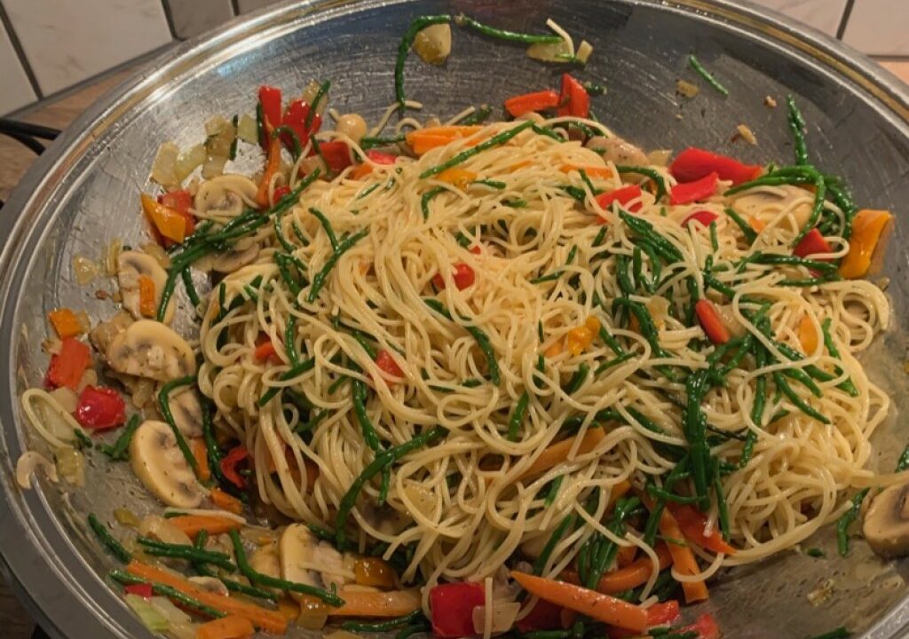 Pasta met visjes uit de zee en gewokte groenten