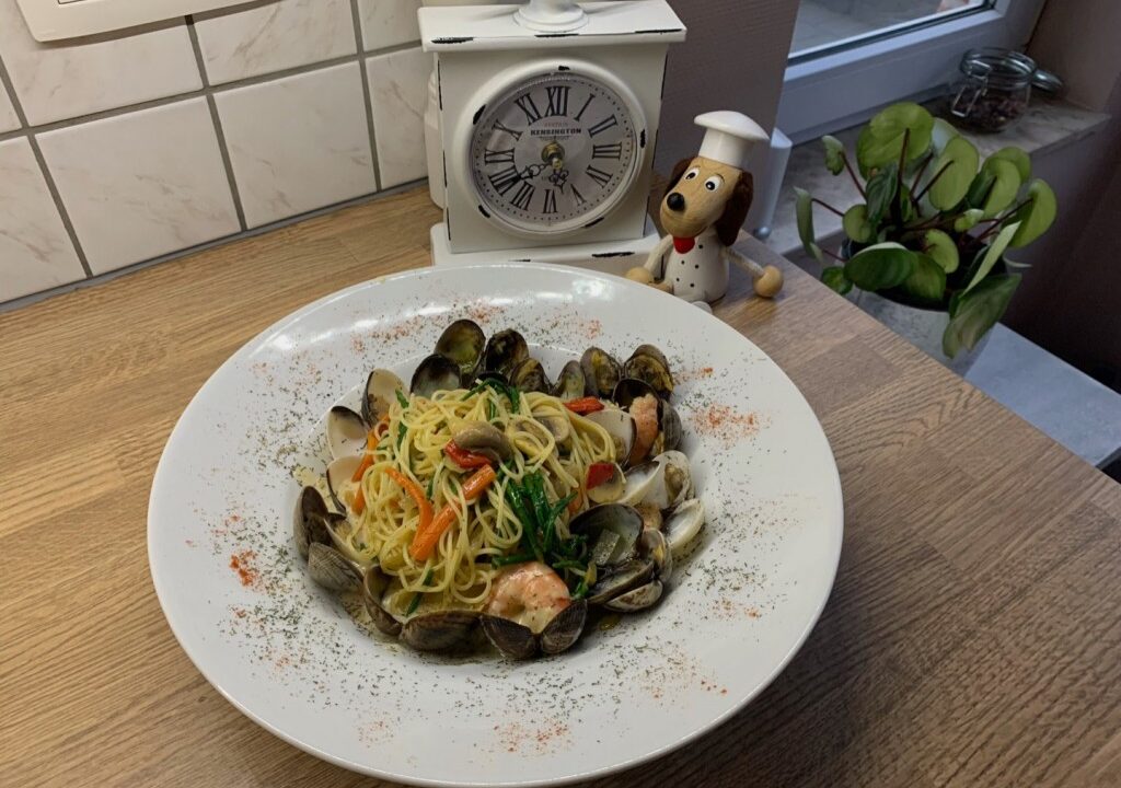 Pasta met visjes uit de zee en gewokte groenten