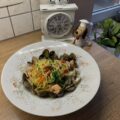 Pasta met visjes uit de zee en gewokte groenten