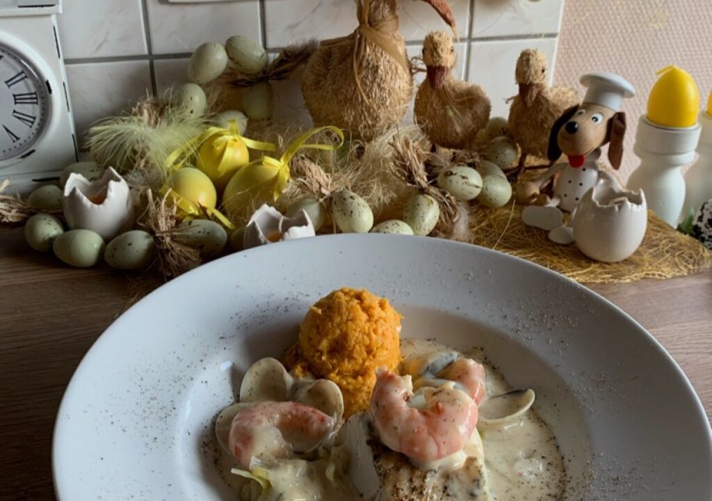 Vis: kabeljauwhaasje met porei in een romig sausje vergezeld van zoete aardappelpuree
