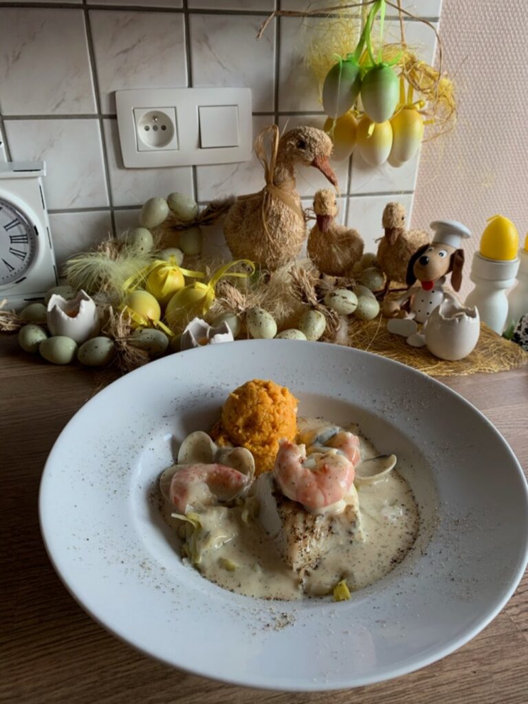 Vis: kabeljauwhaasje met porei in een romig sausje vergezeld van zoete aardappelpuree