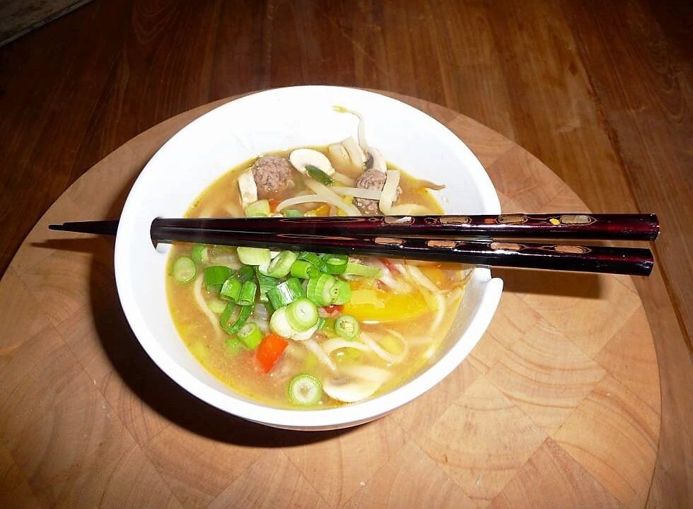Bamiesoep met pindasaus