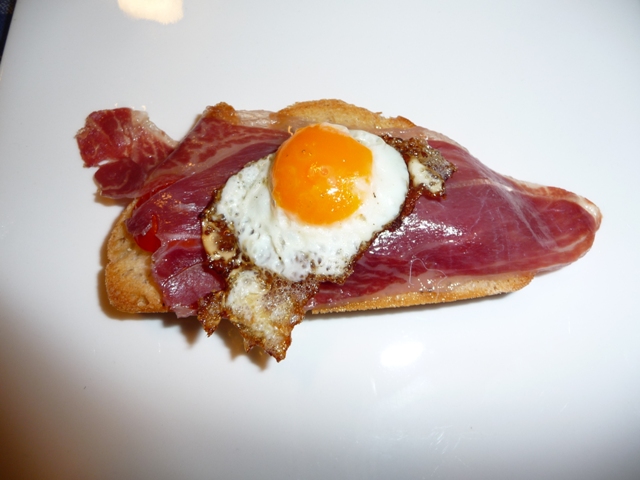 Ciabatta met tomaatjes, Pata Negra ham en kwarteleitjes