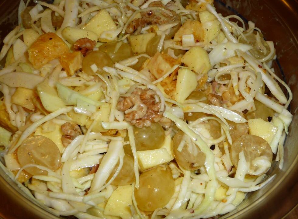 Frisse fruitige witte kool salade