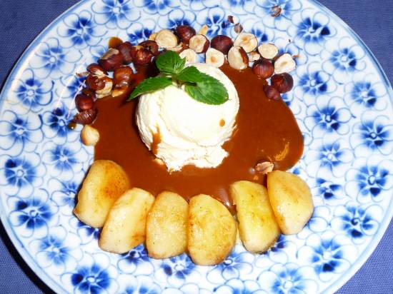 Gekarameliseerde appeltjes met een Calvados sausje