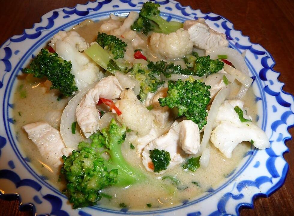 Groene curry met broccoli, bloemkool & kip