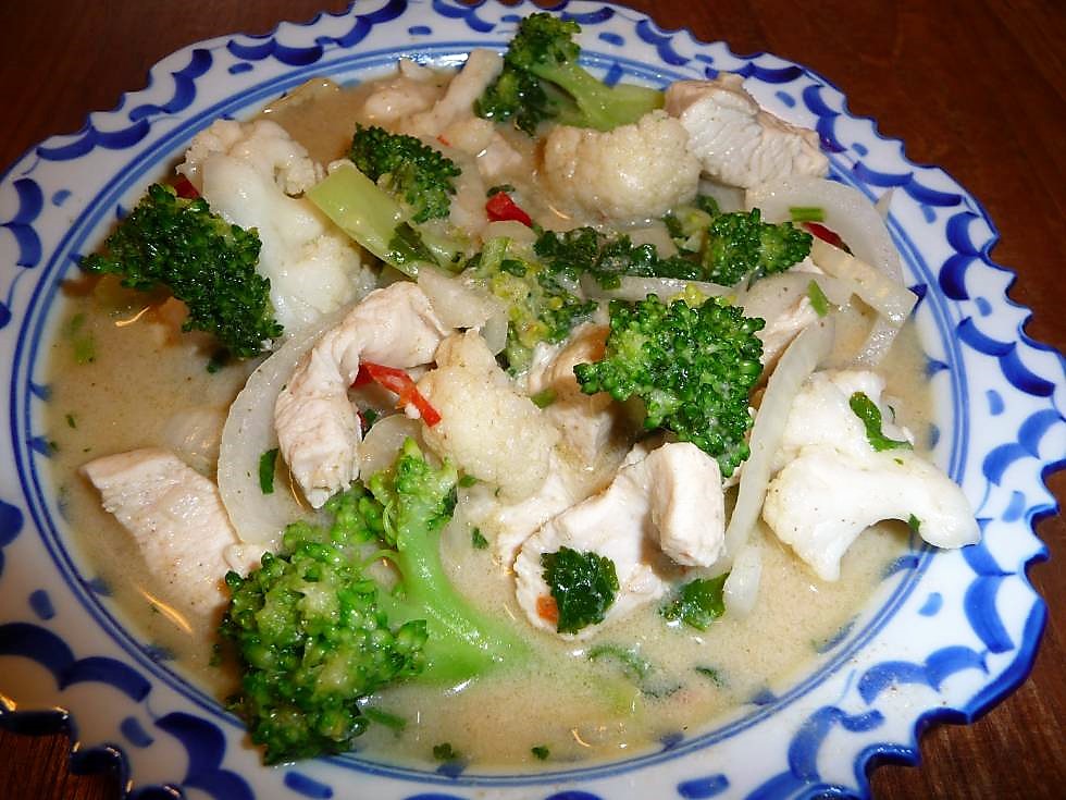 Groene curry met broccoli, bloemkool & kip