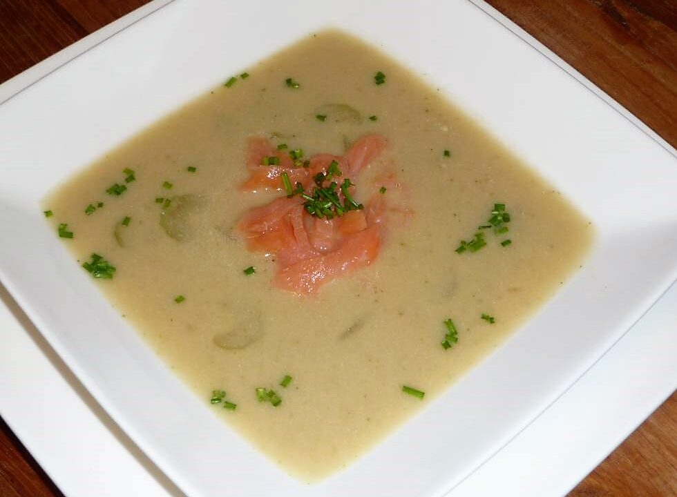 Romige bloemkool/broccolisoep met zalmreepjes