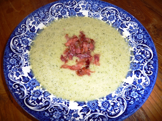 Romige broccolisoep met spekreepjes