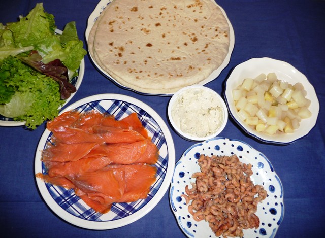 Wrap met asperges, gerookte zalm en Hollandse garnalen