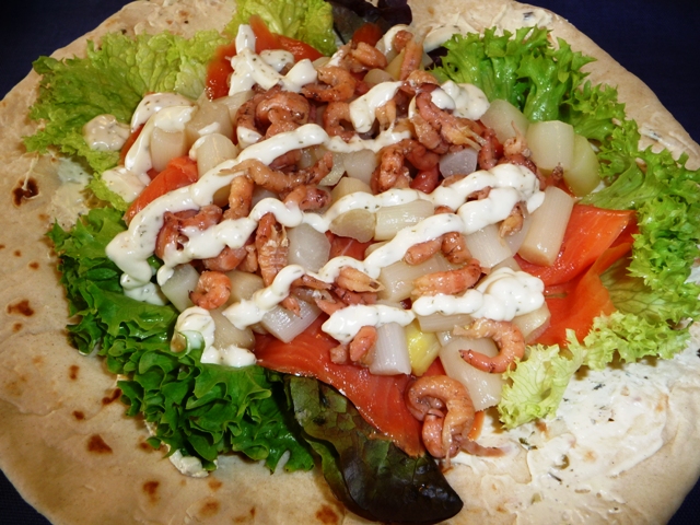 Wrap met asperges, gerookte zalm en Hollandse garnalen
