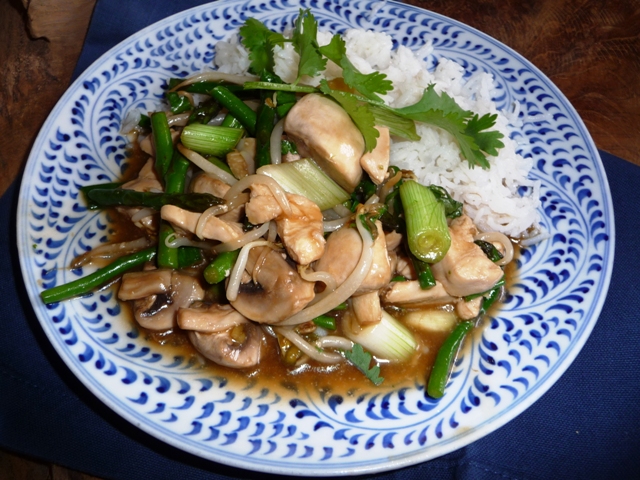 Geroerbakte kip met asperges, lente ui, taugé en champignons