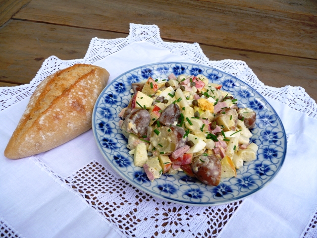 Aardappelsalade met asperges en appel