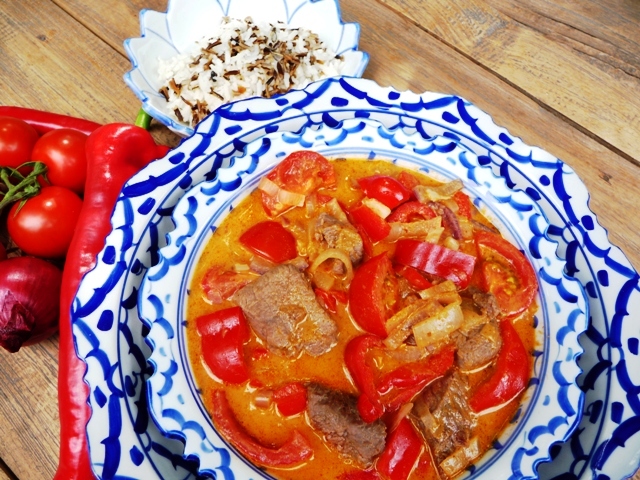 Rode curry met biefstukpuntjes