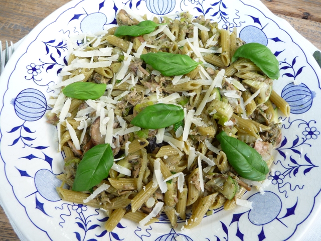 Pasta met tonijn en een hele berg groenten