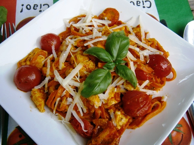 Snelle pasta met kip, tomaatjes, mozzarella en (rode)pesto