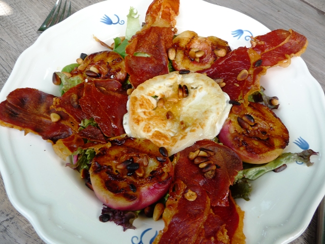 Salade met gegrilde perzik