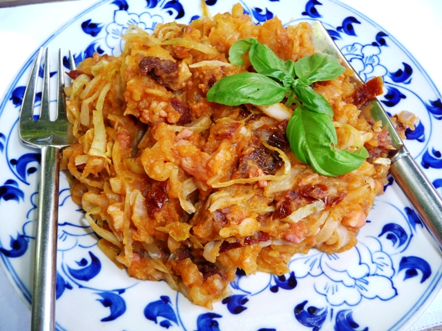 Stamppot van spitskool met een Mediterraans tintje