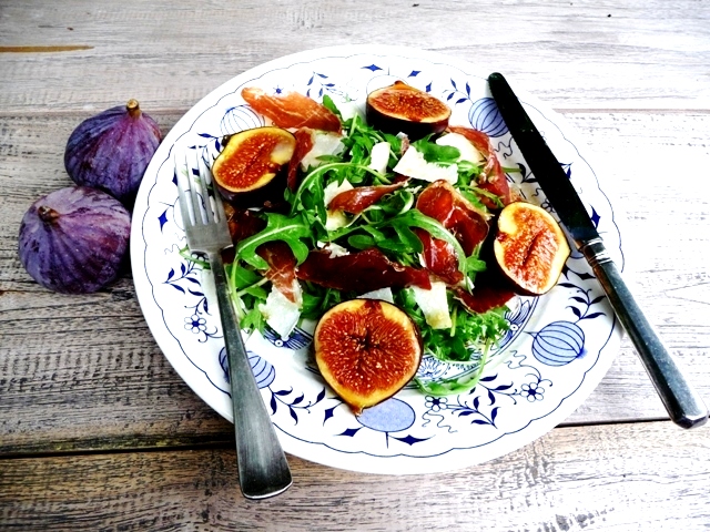 Salade met gegrilde vijgen, Parma ham en Parmezaanse kaas