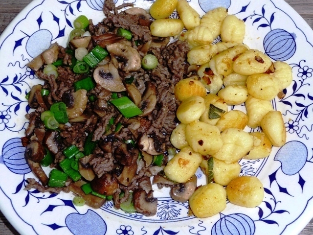 Gehaktpannetje met champignons en gebakken gnocchi