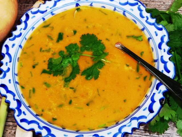 Thaise pompoensoep met zoete aardappel
