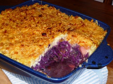 Ovenschotel met rode spitskool en studentenhaver