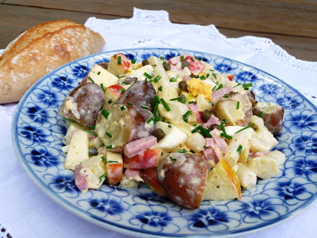 Aardappelsalade met asperges en appel