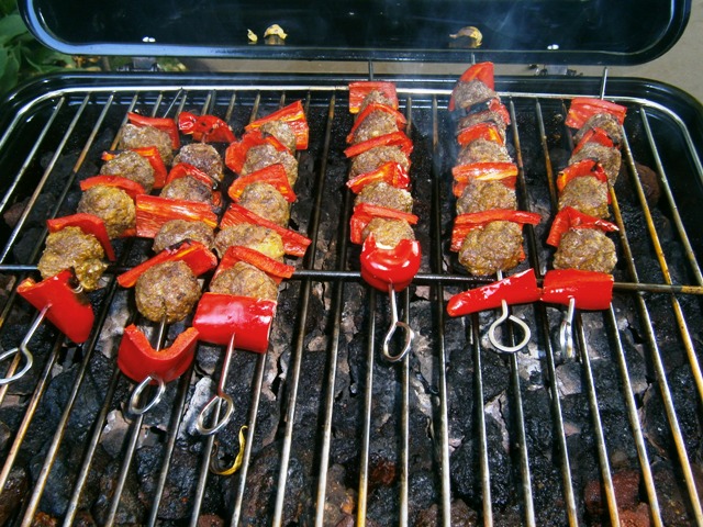 Bbq: Spiezen met gehaktballetjes en rode puntpaprika