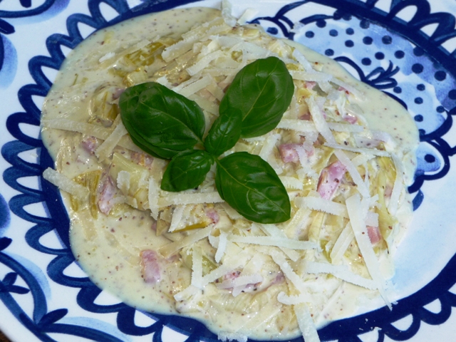 Gestoofde prei met ham en mosterd