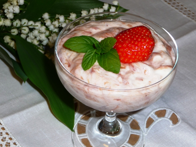 Hangop met rabarber en aardbeiensaus