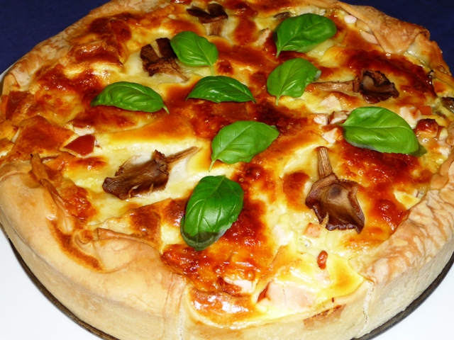 Hartige taart met kip, pesto en paddenstoelen