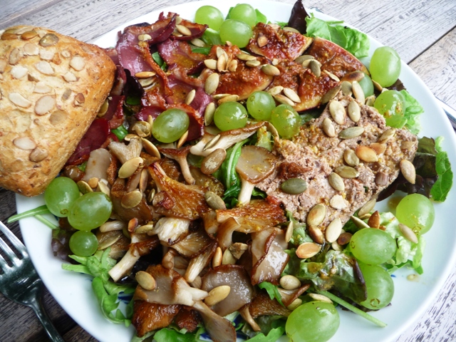Herfstsalade met vijgen, oesterzwammen, eendenborst en paté