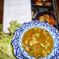 Pikante currysoep met kip en groenten