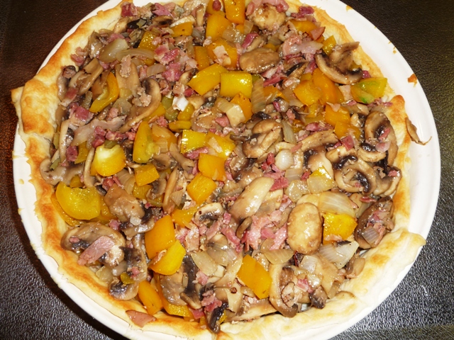 Hartige taart met champignons, paprika en spekjes