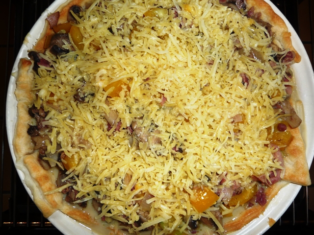 Hartige taart met champignons, paprika en spekjes