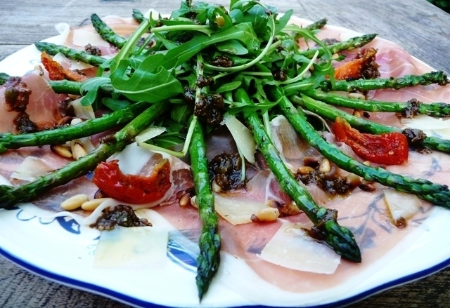 Carpaccio van Parmaham met gegrilde asperges