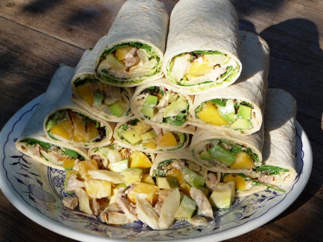 Wraps met asperges, avocado, mango en kip
