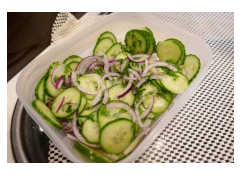 Budget komkommersalade met rode ui.