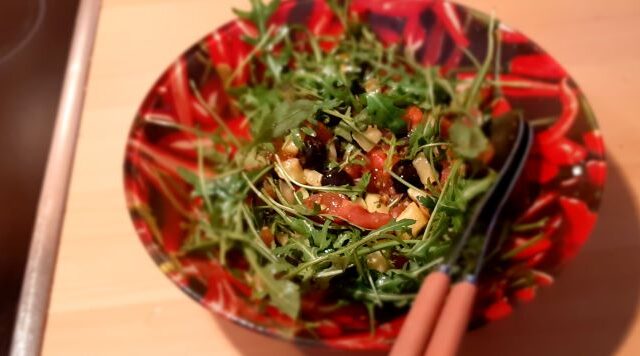 Courgettesalade met tomaat, olijven, kappertjes en rucola