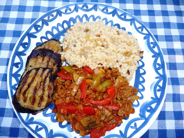 Couscous met rozijnen, gehaktsaus en gegrilde aubergine
