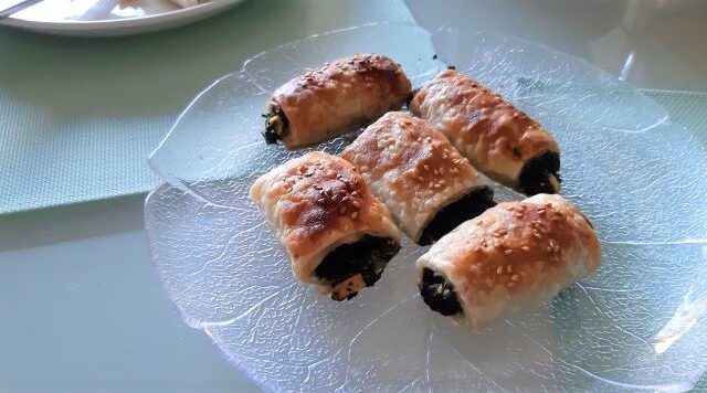 Griekse bladerdeeghapjes met spinazie en feta